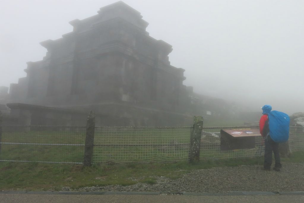 Au sommet, le Temple de Mercure de l'époque gallo-romaine